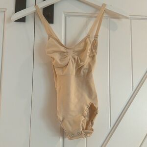 SKIMS SEAMLESS SCULPT
BRIEF BODYSUIT. Size small, color sand